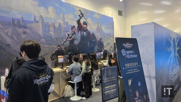 지스타 2025가 열린 11월 14일 부산 벡스코 제2전시장 워호스 스튜디오 부스에서 관람객들이 킹덤컴: 딜리버런스2 신규 DLC ‘교회의 신비’를 시연하고 있다. / 변인호 기자