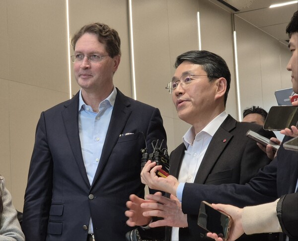 올라 칼레니우스 메르세데스-벤츠 그룹 회장(왼쪽)과 조주완 LG전자 대표이사 사장이 13일 서울 여의도 LG트윈타워에서 회동을 갖은 후 기자들과 질의응답을 하고 있다. / 뉴스1