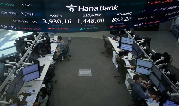 5일 오전 서울 중구 하나은행 딜링룸에 코스피 시황이 표시되고 있다. 이날 코스피는 66.27p 하락하며 출발해 장중 4000선이 붕괴됐다./뉴스1