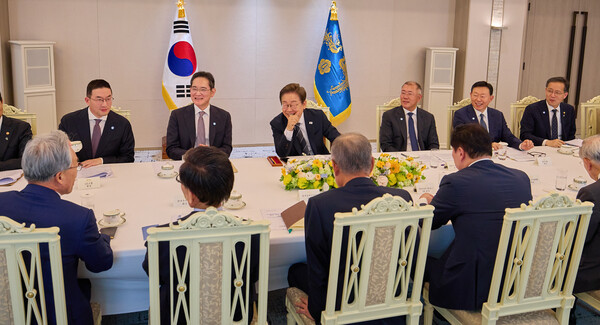 이재명 대통령이 6월 13일 서울 용산구 대통령실에서 열린 6경제단체와 기업인 간담회에서 참석자의 발언을 경청하고 있다. / 대통령실