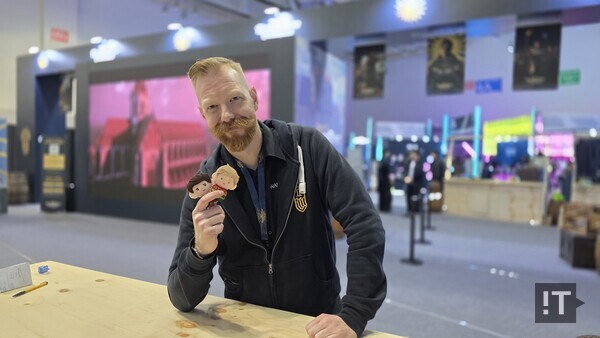 토비아스 스톨츠-즈빌링(Tobias Stolz-Zwilling) 워호스 스튜디오 커뮤니케이션 디렉터가 지스타 2025가 열리는 부산 벡스코 현장 부스에서 한국의 킹덤컴 시리즈 팬들이 선물해 준 인형을 들고 기념사진을 촬영하고 있다. / 변인호 기자