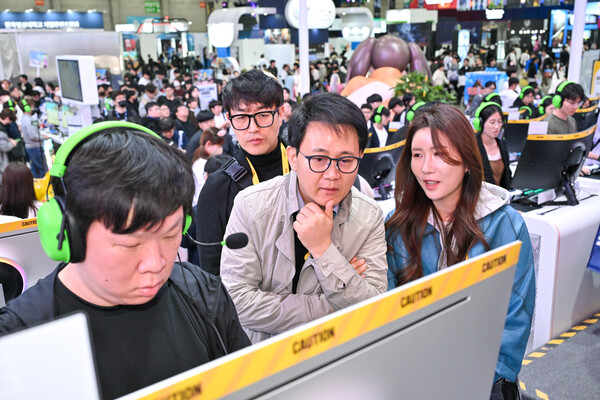 방준혁 의장이 부산 해운대 벡스코에 마련된 넷마블 부스를 방문해 이용자 반응을 살피고 있다. / 넷마블