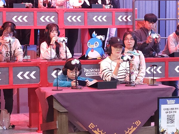 아이와 엄마가 함꼐 크래프톤 부스에서 ‘팰월드 모바일’을 체험하고 있다. / 천선우 기자