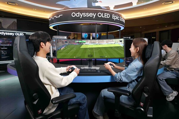 삼성전자 모델이 32대9 비율의 '오디세이 OLED G9'으로 축구 게임 ‘EA 스포츠 FC 26’을 즐기고 있다. / 삼성전자