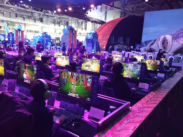 엔씨소프트 아이온2 부스에서 이용자들이 게임을 체험하고 있다. / 천선우 기자 