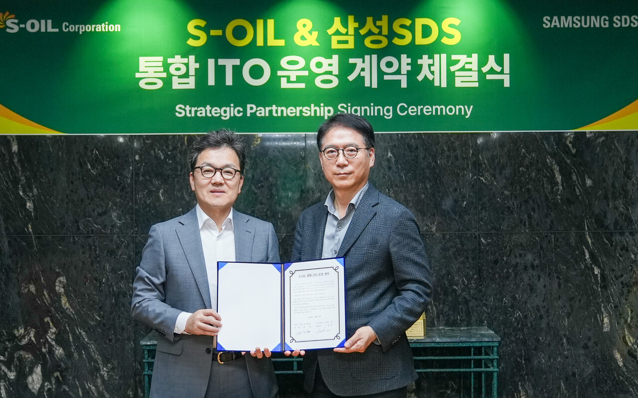 (왼쪽부터) 이준희 삼성SDS 대표이사(사장), 류열 S-OIL 사장이 S-OIL IT 통합 운영 계약을 체결하고 있다. / 삼성SDS