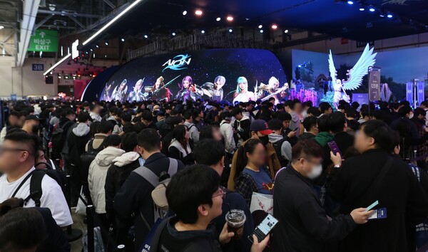 지스타 2025 BTC 1관에 위치한 엔씨소프트 아이온2 부스에서 많은 인파가 몰리고 있다. / 엔씨소프트