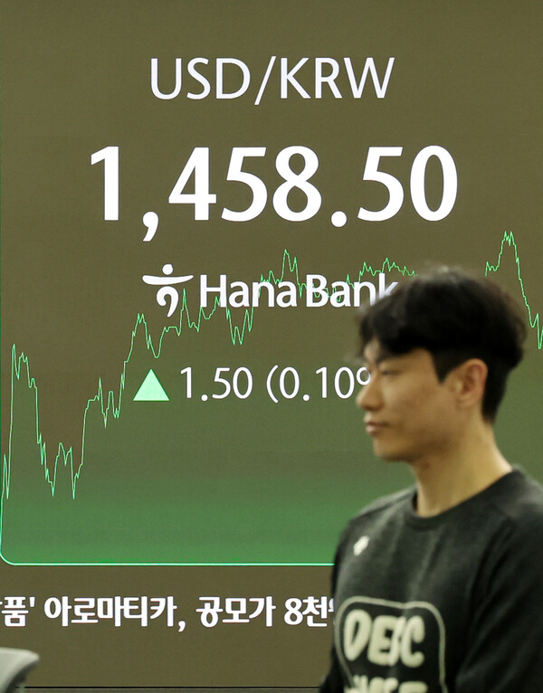 17일 서울 중구 하나은행 본점 딜링룸 전광판에 증시 종가가 표시되고 있다.  / 뉴스1