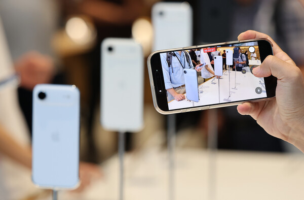 서울 중구 명동 애플스토어에서 한 유투버가 이날 출시된 애플의 스마트폰 '아이폰 에어'를 살펴보고 있다. / 뉴스1