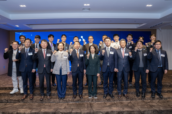 19일 서울 중구 코리아나호텔 그랜드볼룸에서 200명의 AI 산업 리더들이 참여한 ‘2025 대한민국 인공지능대상&AI기업인의 밤' 행사에서 수상사들과 주요 인사들이 기념 촬영하고 있다. / IT조선