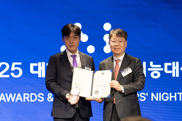 스트라드비젼이 산업통상부 장관상을 수상했다. (사진 왼쪽부터) 김준 스트라드비젼 CFO, 최우혁 산업통상부 첨단산업정책 국장 / IT조선