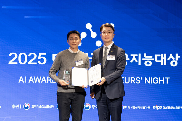 인핸스가 과학기술정보통신부 장관상을 수상했다. (사진 왼쪽부터) 이승현 인핸스 최고경영자(CEO), 류제명 과학기술정보통신부 제2차관 / IT조선