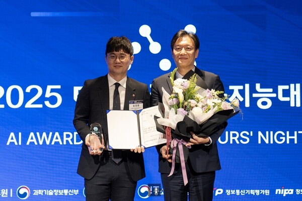 임정환 모티프테크놀로지스 대표(좌), 문형돈 정보통신기획평가원 본부장(우) / IT조선