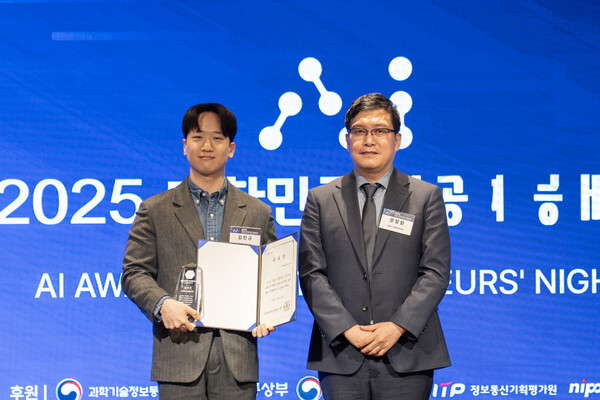 김찬규 메이아이 대표(좌), 문장원 정보통신산업진흥원 AI활용본부장(우) / IT조선