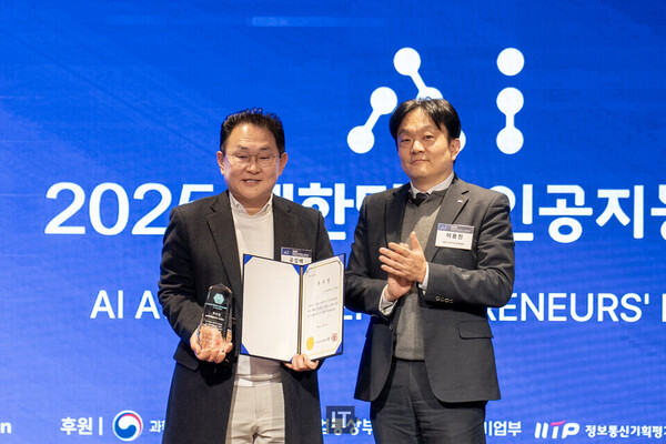 공성배 메가존클라우드 최고AI책임자(CAIO)(좌), 이용진 한국지능정보사회진흥원 실장(우) / IT조선