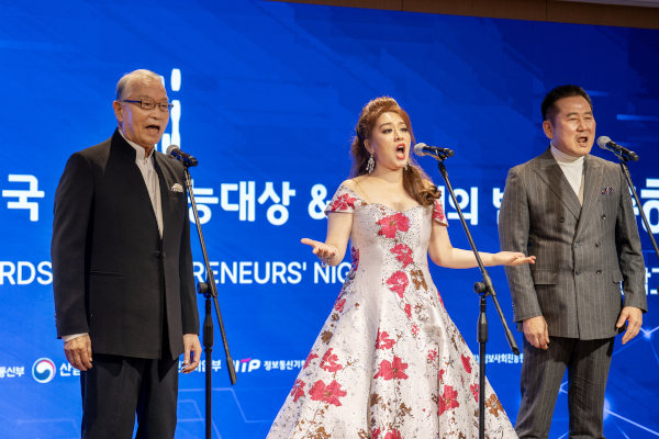 세대를 초월하는 하모니를 선사한 음악그룹 벨부와의 특별 공연도 선보였다. / IT조선