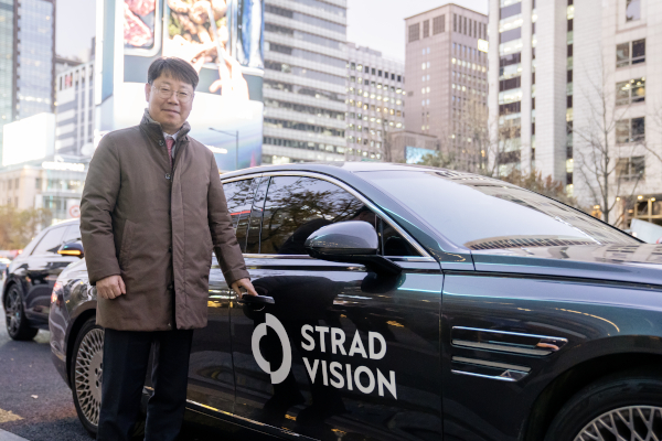 스트라드비젼이 '대한민국 인공지능대상&AI 기업인의 밤' 행사에서 참석자들을 위해 기술 시연을 위한 데모카를 준비했다. 최우혁 산업통상부 첨단산업정책 국장이 스트라드비젼의 시스템이 탑재된 시연 차량을 살펴보고 있다. / IT조선