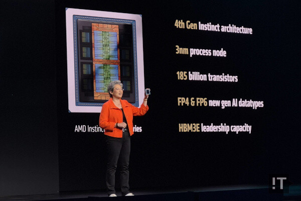 AMD 어드밴싱 AI 2025 행사 무대에 오른 리사 수 AMD CEO / 권용만 기자