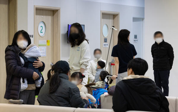 19일 서울 한 어린이 전문병원에 환자들로 붐비고 있다 / 뉴스1