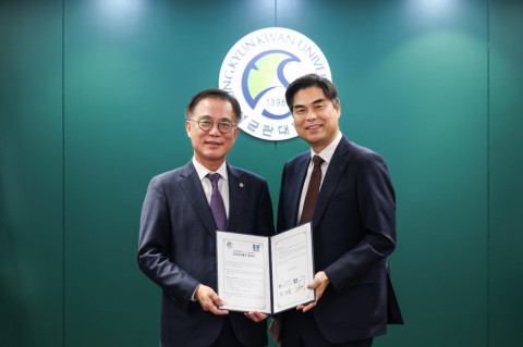 (왼쪽부터) 유지범 성균관대학교 총장, 김만기 서울AI재단 이사장이 업무협약 체결 후 기념사진을 촬영하고 있다. / 서울AI재단
