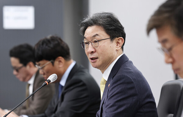 이억원 금융위원장은 지난 20일 ‘여신전문금융회사 최고경영자(CEO) 간담회’에서 미성년자 체크카드 발급 연령을 폐지하겠다고 했다 / 뉴스1