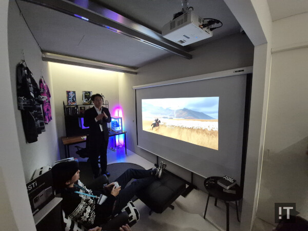 TK705STi는 2미터가 채 되지 않는 거리에서도 100인치 가까운 화면을 제공한다. / 권용만 기자