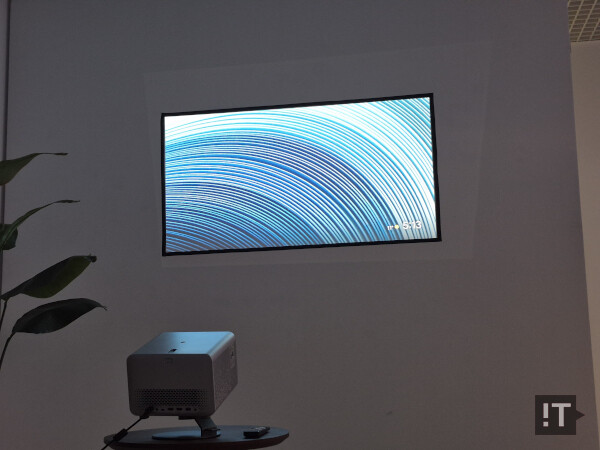 프로젝터가 투사할 면을 자동으로 인식하고 정확히 설정을 맞춘다. / 권용만 기자