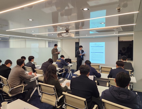 에이치비투자그룹이 전문 법률사무소 소속 변호사와 준법 전문가를 초청해 임원 및 팀장급을 대상으로 디지털 자산 및 유사투자자문 관련 준법교육을 진행했다. / 에이치비투자그룹