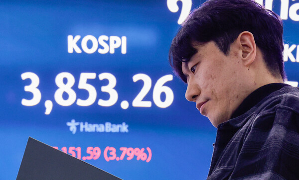 21일 오후 서울 중구 하나은행 본점 딜링룸 전광판에 종가가 나오고 있다. / 뉴스1