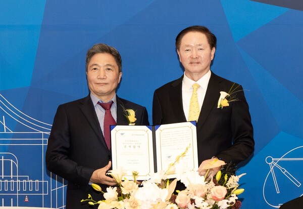 우기홍 대한항공 부회장(오른쪽)이 24일 그랜드 하얏트 인천에서 ‘첨단복합항공단지 정비시설(H3) 개발사업 실시 협약’ 체결 후 이학재 인천국제공항공사 사장과 기념 촬영하고 있다. / 대한항공