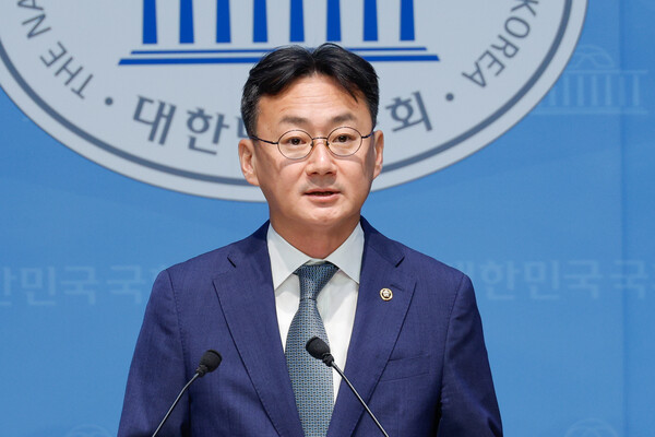 이관후 국회입법조사처장이 8월 28일 서울 여의도 국회 소통관에서 중대재해처벌법 입법영향분석 보고서 브리핑을 하고 있다. / 뉴스1