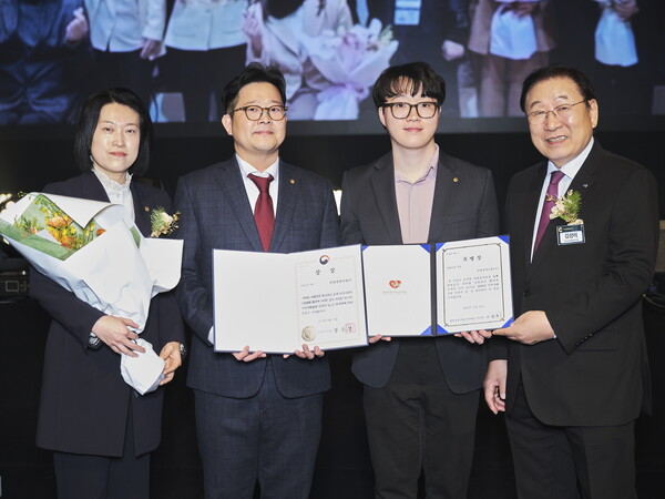 한화생명이 25일 열린 ‘2025 지역사회공헌 인정제’ 시상식에서 인정기관으로 선정되며, 보건복지부 장관상과 특별상을 동시에 수상했다. 한화생명 임직원과 사회복지협의회 회장 김성이 회장(오른쪽 첫번째)이 기념촬영을 하고 있다 / 한화생명