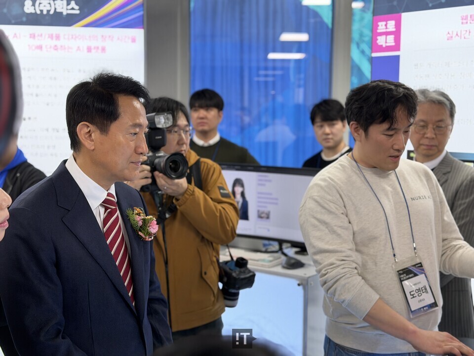 오세훈 서울시장이 25일 서울AI허브 메인센터에서 열린 ‘서울 산업 AX혁신 센터 출범식’에 참석해 서울 AI 허브 입주 기업 ‘누리에에이아이’의 서비스 시연을 보고 있다. / 김경아 기자
