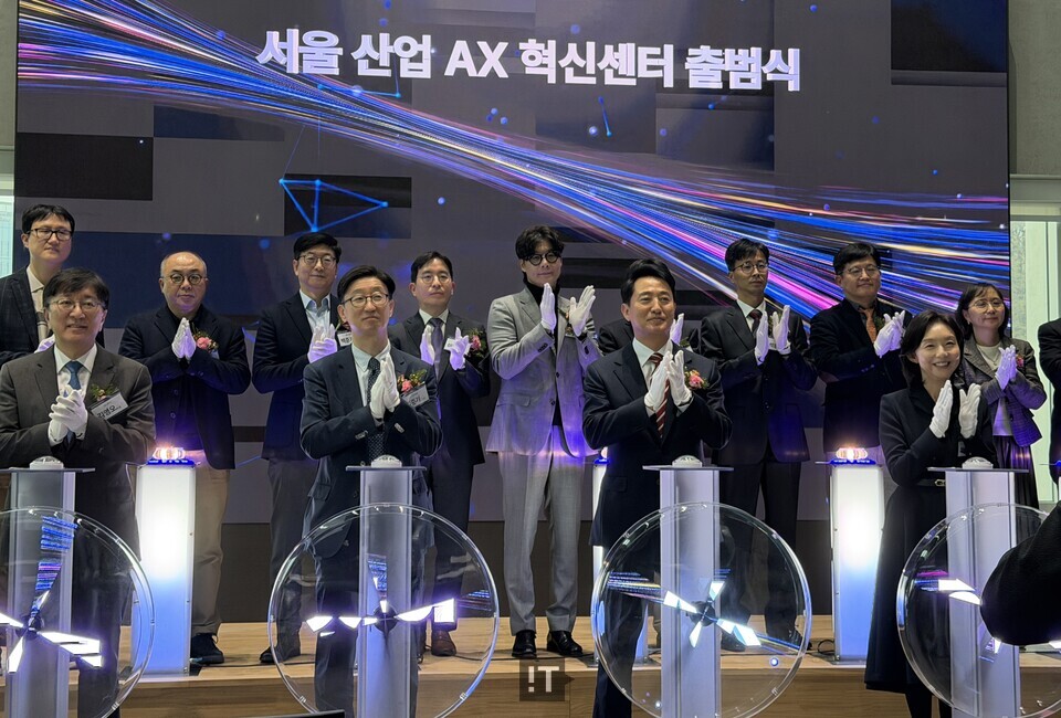 25일 오후 서울 AI 허브 메인센터에서 열린 ‘서울 산업 AX혁신 센터 출범식’에 참석한 인사들이 기념촬영하고 있다. (앞줄 오른쪽부터) 최호정 서울시의회 의장, 오세훈 서울시장, 김준기 서울대학교 기획부총장, 김영오 서울대학교 공과대학장. / 김경아 기자