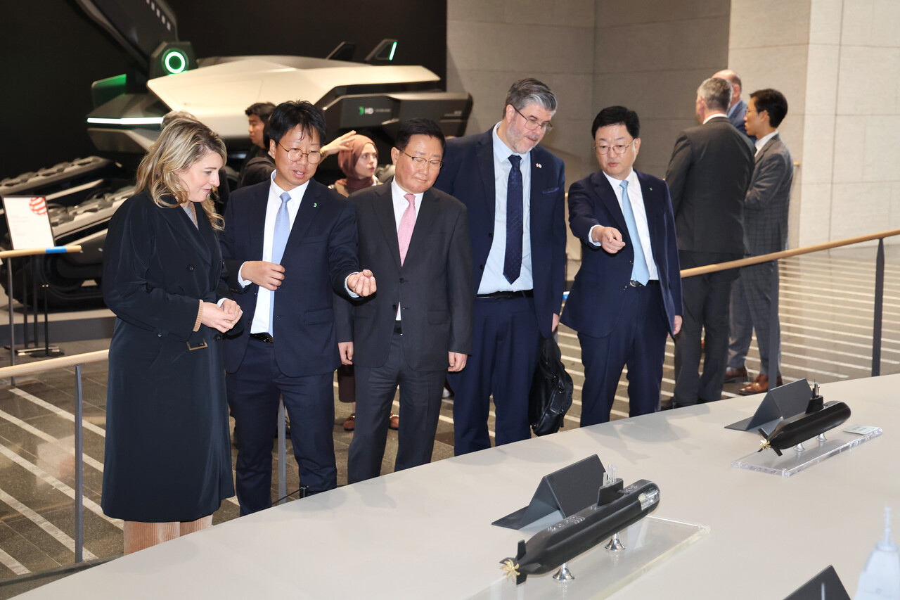 HD현대 글로벌 R&D센터에 방문한 멜라니 졸리 캐나다 산업부 장관. / HD현대