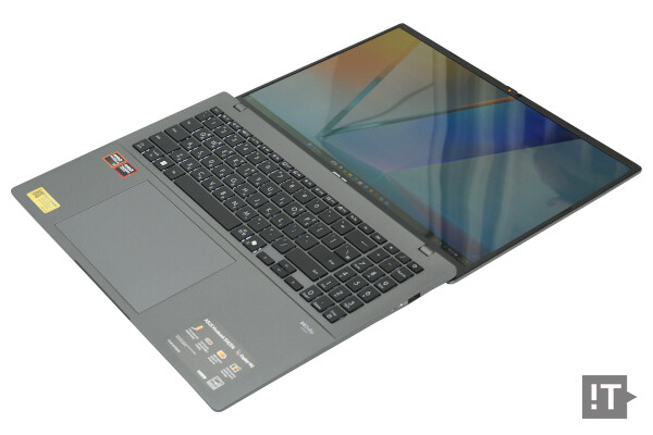 디스플레이는 180도까지 완전히 펼쳐진다. / 권용만 기자