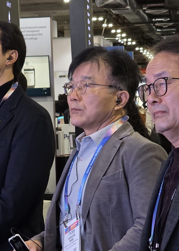 박상진 한국산업은행 회장이 9일(현지시각)  CES 2025가 열리고 있는 미국 라스베이거스 베네시안 호텔 유레카 파크를 찾아 한국 전시관을 둘러봤다./한재희 기자