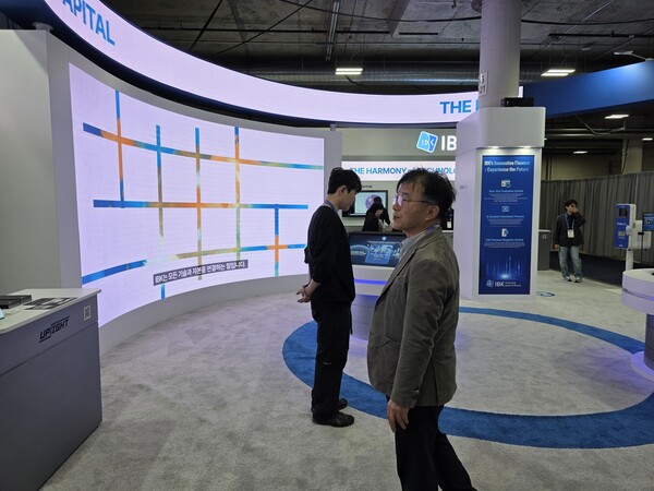 박상진 한국산업은행 회장이 9일(현지시각) 오전 IBK기업은행 부스를 방문해 혁신 기업들을 둘러봤다/한재희 기자