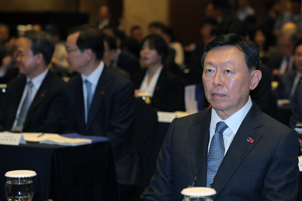 Lotte Results Propped Up by Department Stores, CEO Test Begins