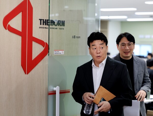 더본코리아 본사에서 기자간담회에 참석 중인 백종원 대표
