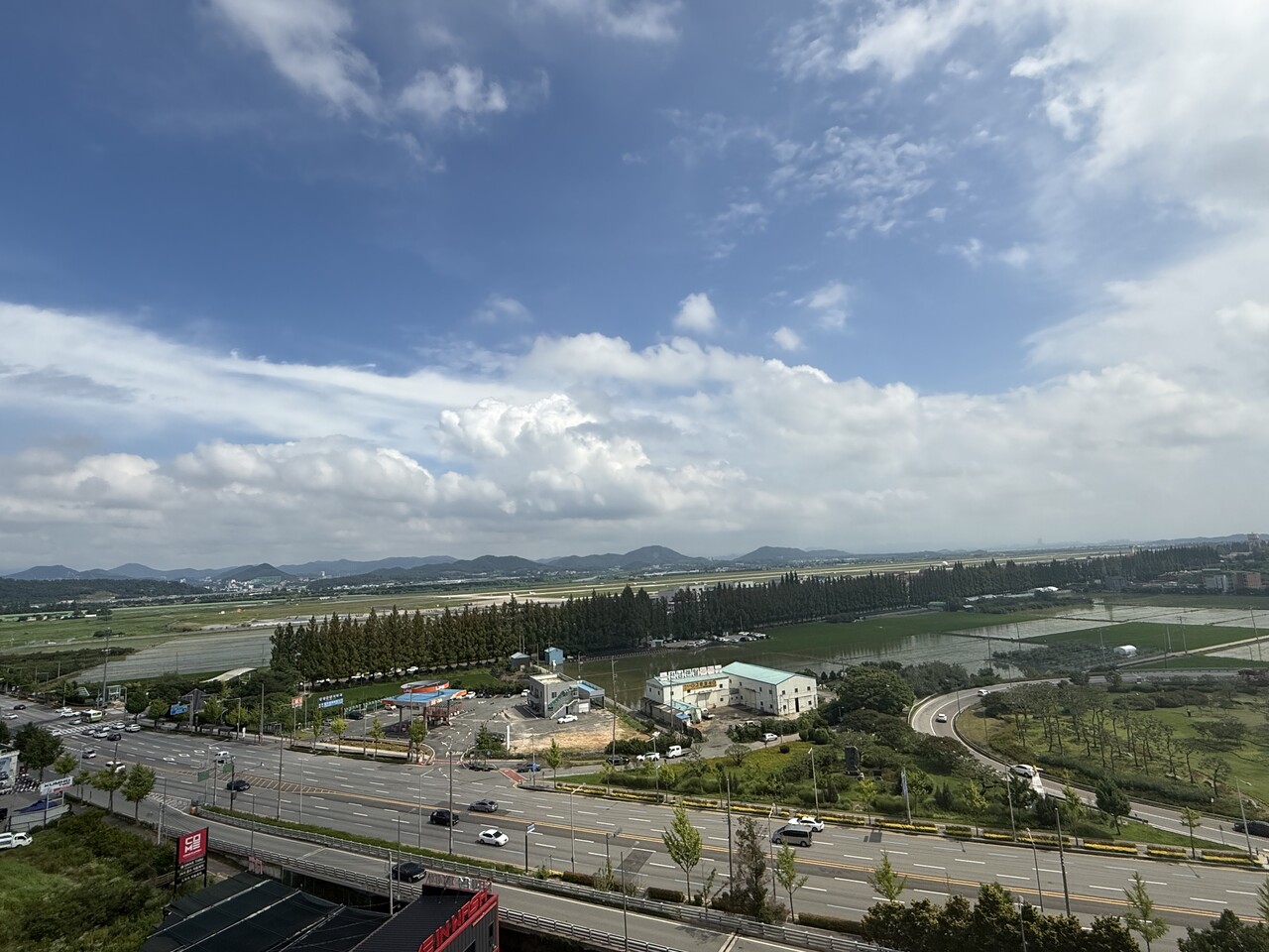 Government of South Korea: Honam 800-trillion-won semiconductor cluster stalls amid utilities and labor risks; fast-track exemptions and labor guidance planned
