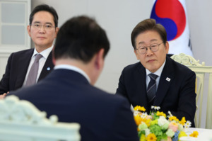 재계 총수 만난 李 <b>대통령</b> "경제 핵심은 <b>기업</b>, 적극 <b>지원</b>할 것"