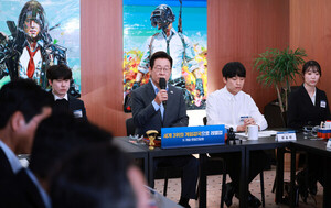 李대통령 "<b>게임</b>은 중독 물질 아냐… 문화<b>산업</b>의 중요한 한 축"