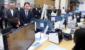 모바일서 하던 오픈뱅킹·마이데이터… 이제 <b>은행</b> 창구에서