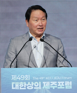 ‘언행불일치’ 최태원…짠물 배당·쪼개기 상장에 SK하닉 개미 분통