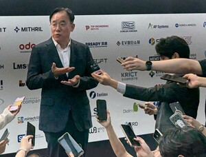 정철동 LGD 대표, 상반기 보수 14.5억원… 직원수 1500여명 ↓